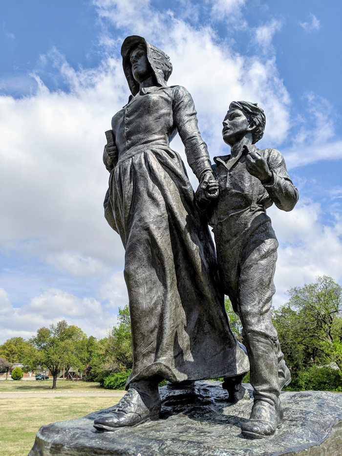 Pioneer Woman Statue